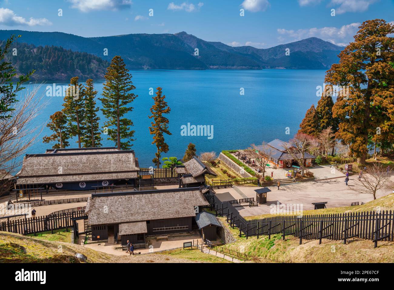 Blick auf die Hakone Barrier und den Ashi-See in der Präfektur Kanagawa von oben Stockfoto