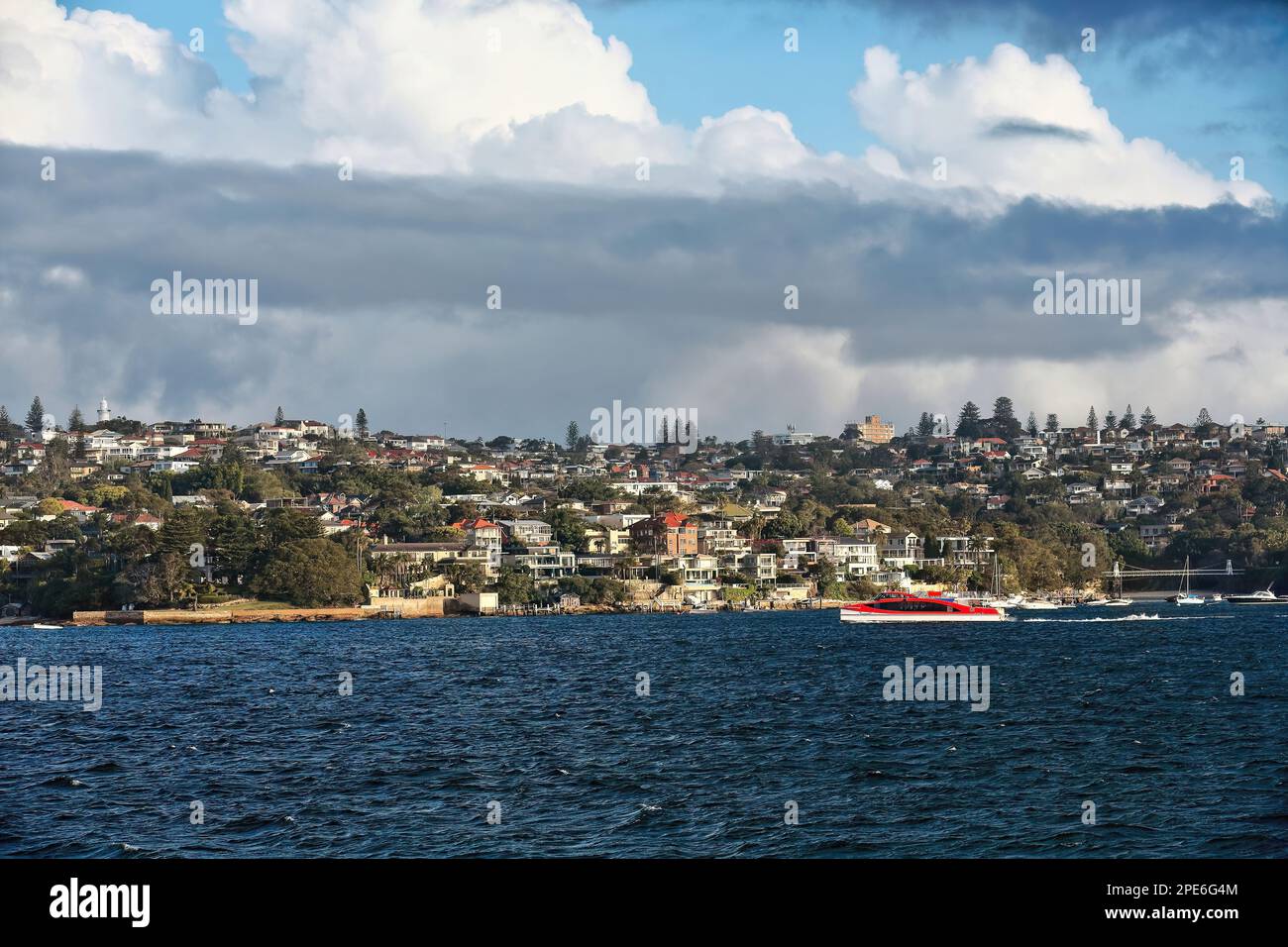 548 Uhr Blick auf den Vorort Watsons Bay auf der Halbinsel South Head von Port Jackson von der Fähre Manly-Circular Quay aus. Hafen Von Sydney-Australien. Stockfoto