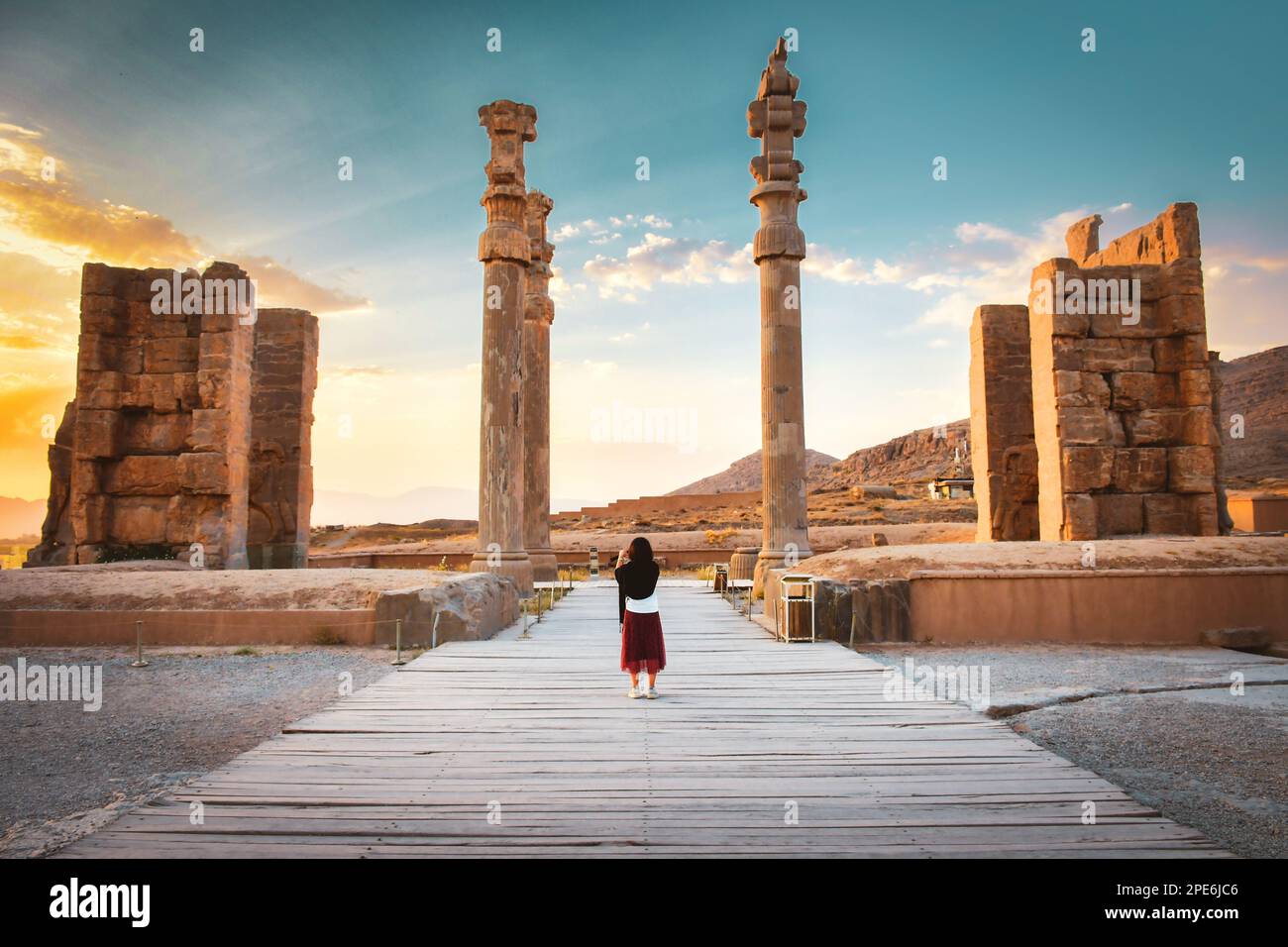 Touristenspaziergang Erkunden Sie das berühmte Ausflugsziel - Persepolis Antike - persische Stadt im Süden des Iran. Berühmtes Reiseziel im Nahen Osten Stockfoto