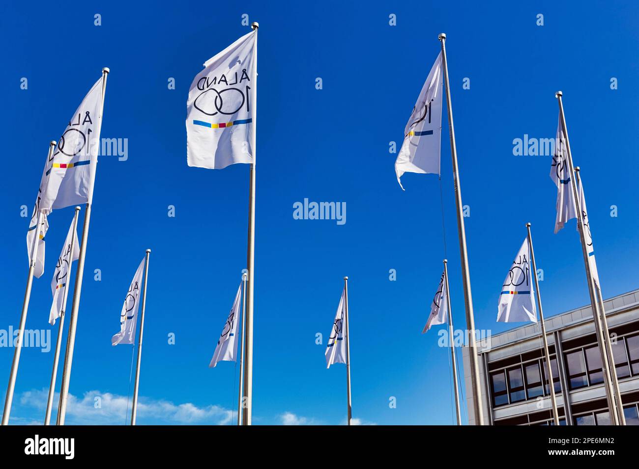 Flaggen zum Jahrestag der Autonomie, Inschrift 100 Jahre Aland, Mariehamn, Aland-Inseln, Finnland Stockfoto