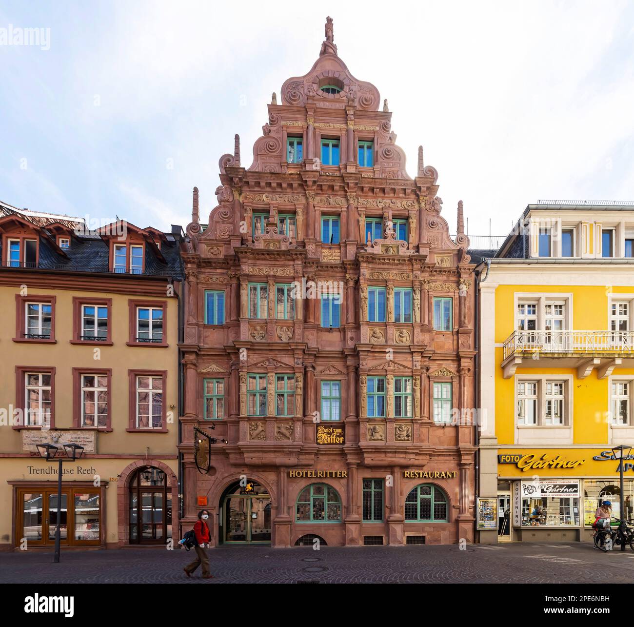 Haus zum Ritter, historische Fassade im Renaissance-Stil, ältestes erhaltenes Wohnhaus in der Altstadt, Stadtblick auf Heidelberg Stockfoto