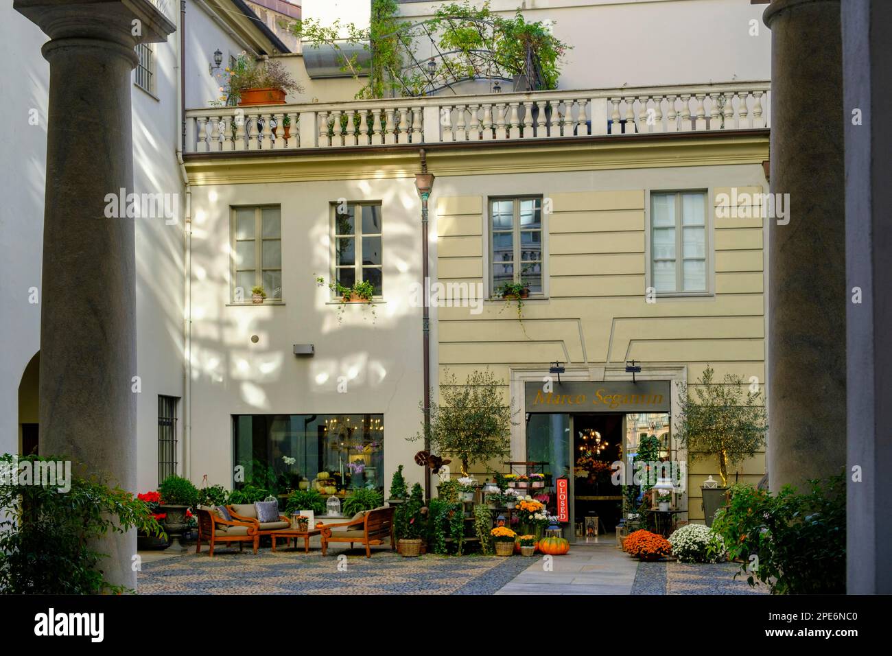 Terrasse mit Blumenladen, Via Po, Turin, Piemont, Italien Stockfoto