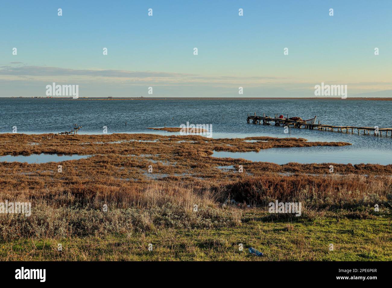 blick auf die meereslandschaft vom Flussufer auf einem Delta-Fluss Stockfoto