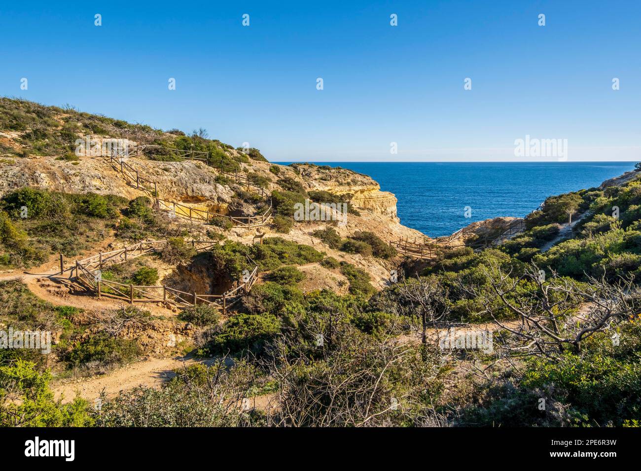 Wunderschöne Klippen und Felsformationen am Atlantik am Seven Hanging Valley Trail in der Algarve, Portugal Stockfoto