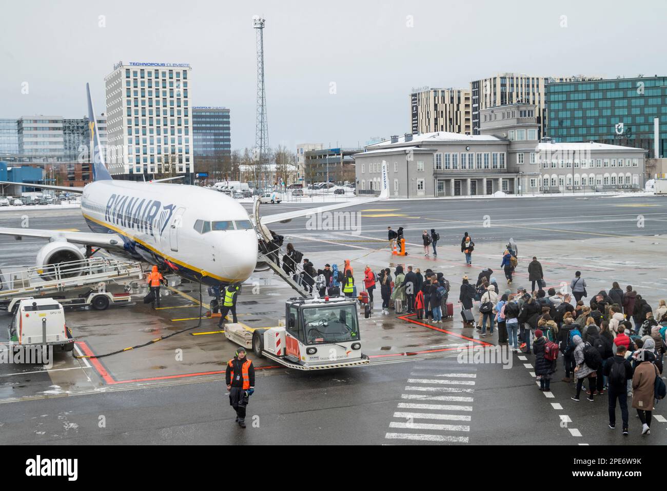 Tallinn Estland, 12. Februar 2023. Am Flughafen steigen Leute in ein flugzeug von ryanair Stockfoto