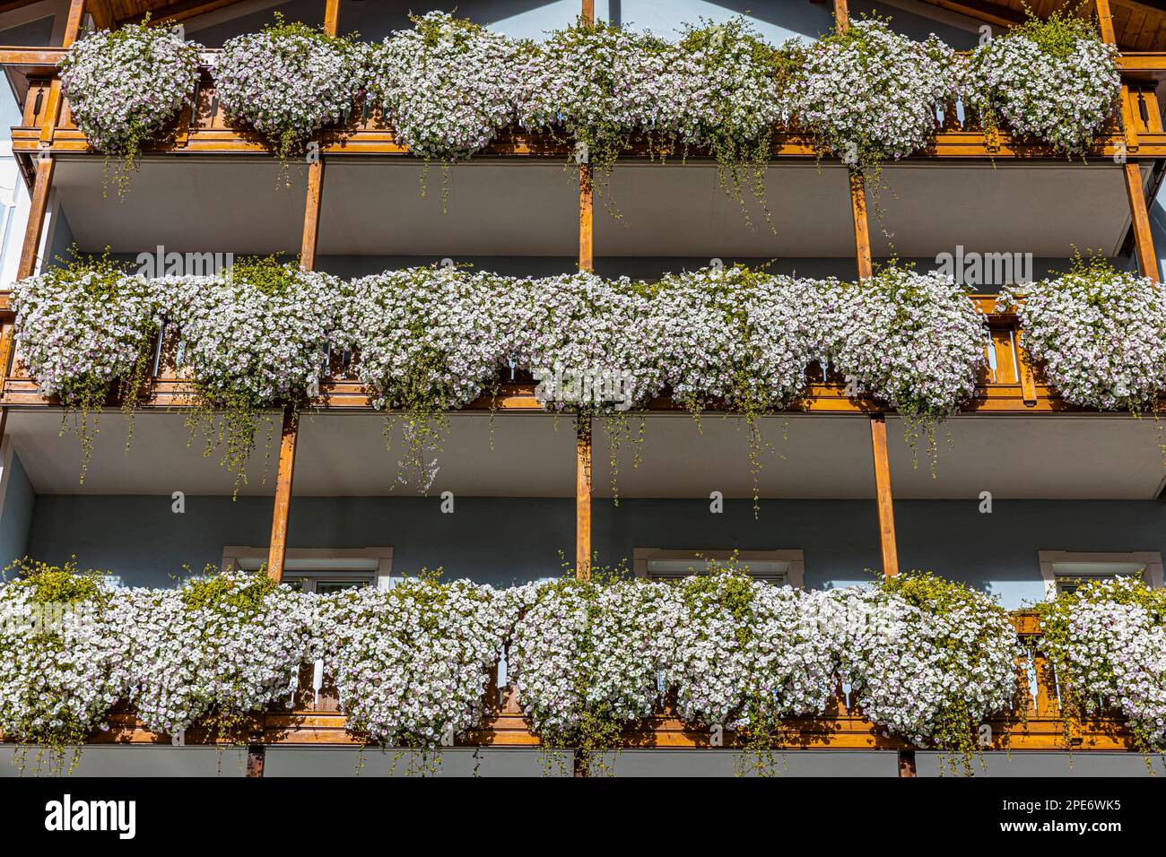 Mit Blumen dekorierte Balkone im Zentrum von Ortisei, Val Gardena, Dolomiten, Südtirol, Italien Stockfoto