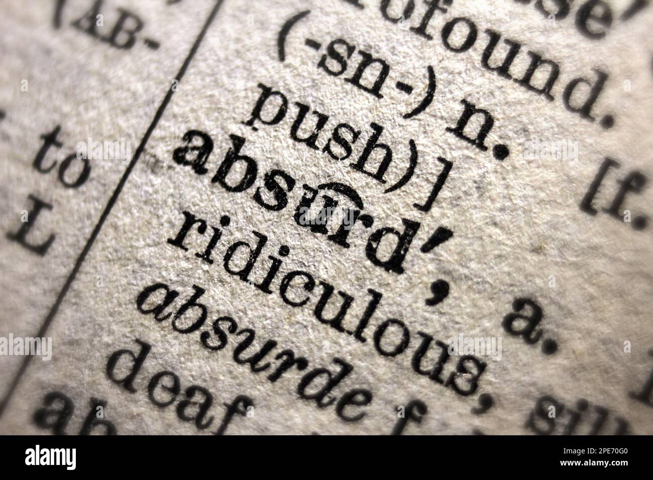 Definition des Wortes absurd auf Wörterbuchseite, Nahaufnahme Stockfoto