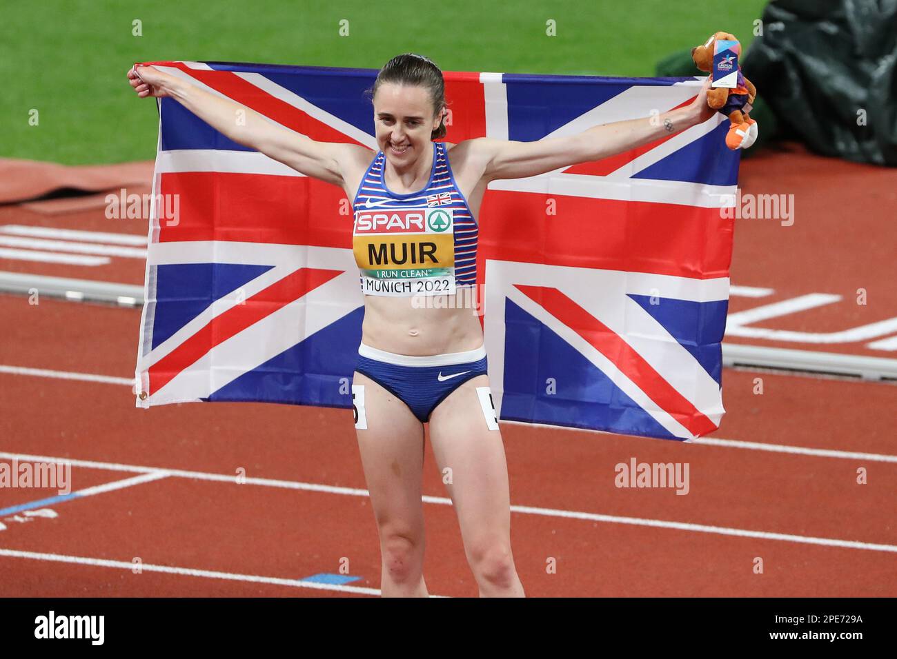 Laura MUIR feiert mit dem Union Jack nach dem Finale der Frauen 1500m bei der europäischen Leichtathletikmeisterschaft 2022 Stockfoto