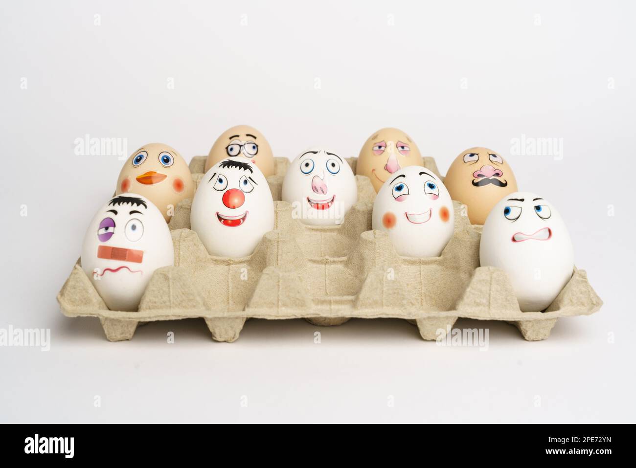 Lustige Eier. Gesichter auf den Eiern lächeln. Studio Stockfoto