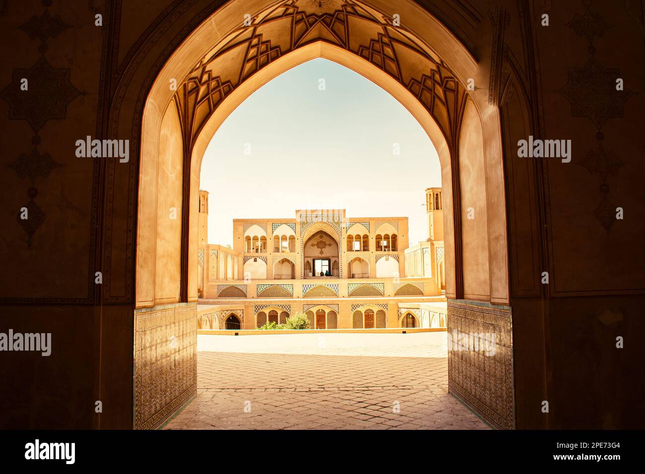 Kashan, Iran - 29. Mai 2022: Touristen und Pilger erkunden die wunderschöne Agha Bozorg Moschee Stockfoto