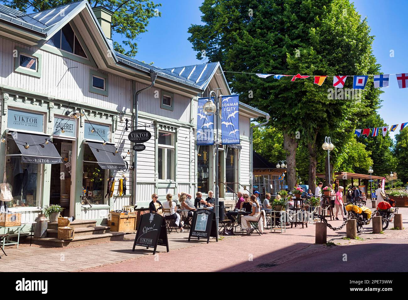 Fußgängerzone mit Café im Sommer, Touristen, Mariehamn, Aland Inseln, Aland, Finnland Stockfoto