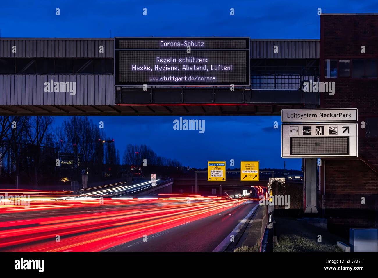 Vario-Display auf der Fernstraße B10 B14 mit Informationen zum Koronaschutz, Nachtfoto mit Lichtspuren von Fahrzeugen, Stuttgart Stockfoto