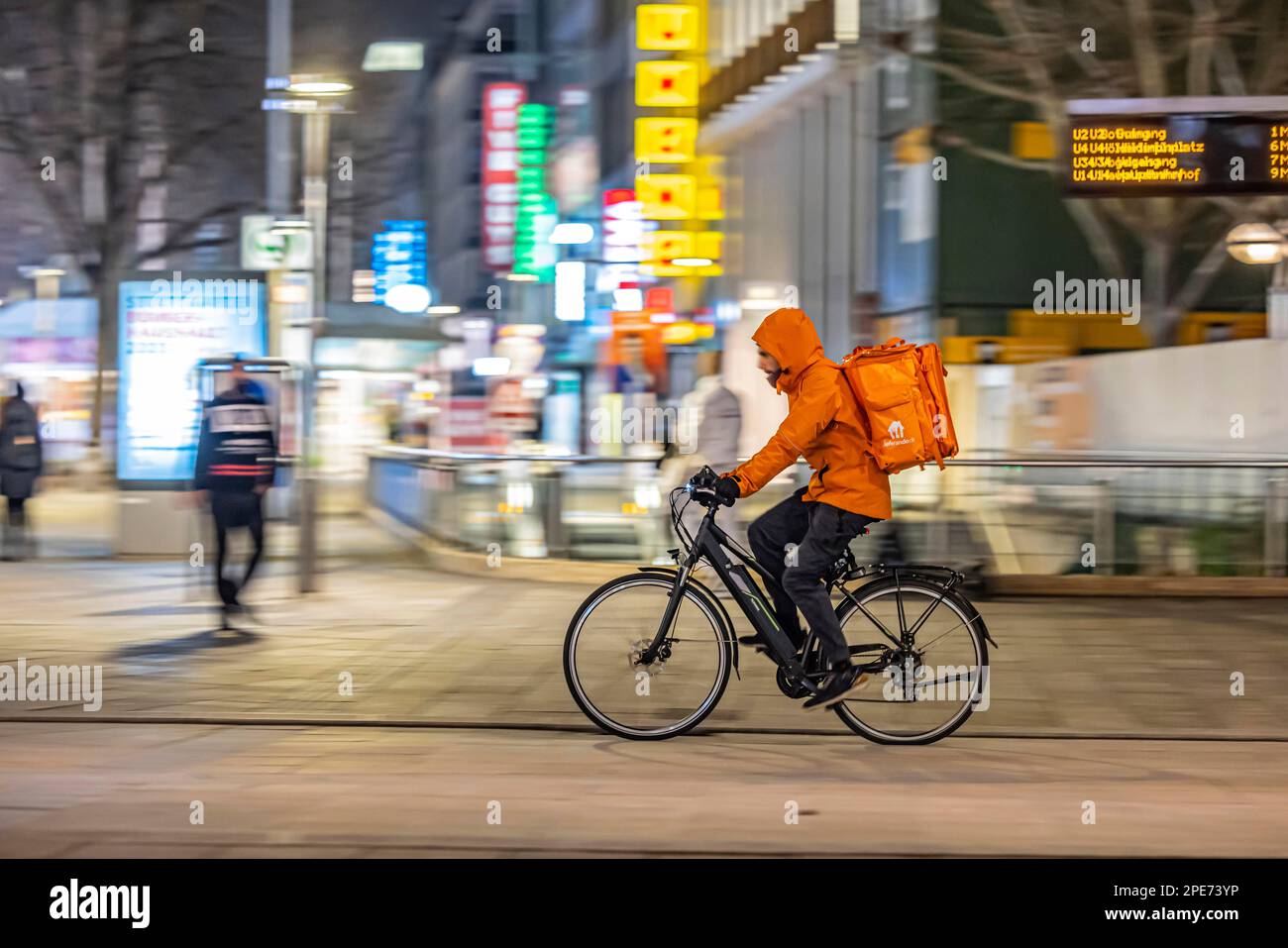 Fahrradkurier aus Lieferando auf der Straße mit Bike, Rider, Stuttgart, Baden-Württemberg, Deutschland Stockfoto