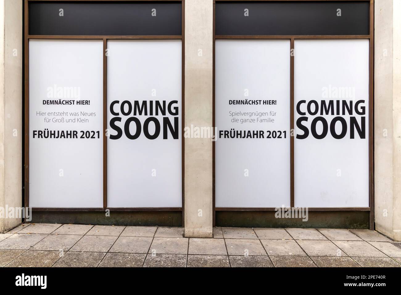 Demnächst erscheint die Anzeige für eine neue Ladeneröffnung in Stuttgart, Baden-Württemberg, Deutschland Stockfoto