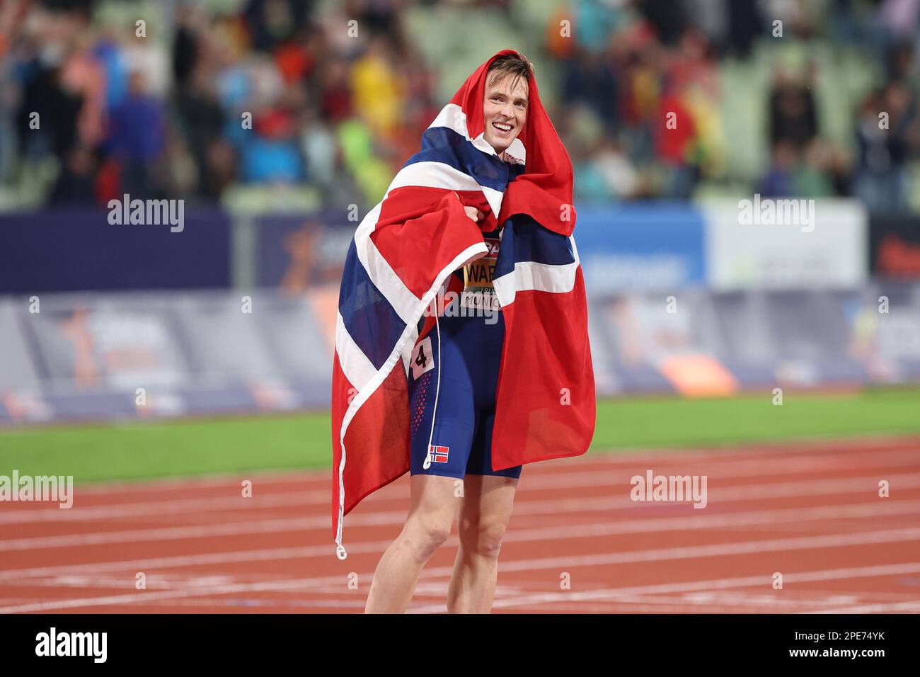 Karsten WARHOLM feiert mit der norwegischen Flagge, nachdem er die 400m Hürden bei der europäischen Leichtathletikmeisterschaft 2022 gewonnen hat Stockfoto