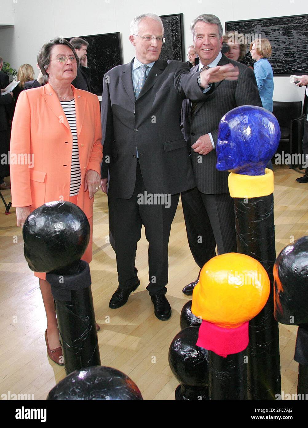 CDU Spitzenkandidat Juergen Ruettgers, Mitte, stellt zwei Minister