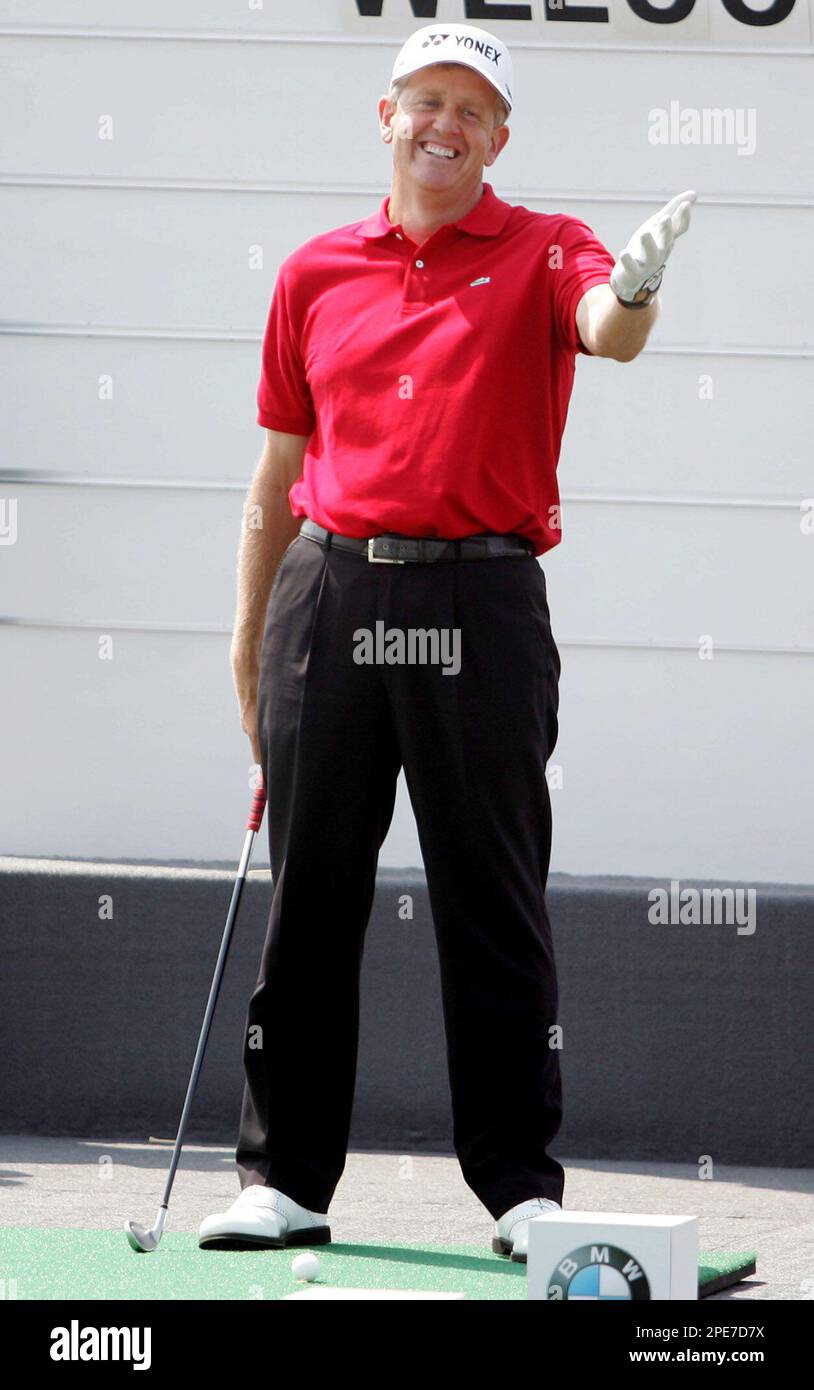 Colin Montgomerie, of Scotland, reacts before his tee-off as part of the opening ceremony of BMW Asian Open 2005 Tuesday April 26, 2005 at Tomson Golf Club in Shanghai, China. The game will start from April 28 to May 1 with the total prize money of 1,500,000 USD. (AP Photo/Eugene Hoshiko) Stockfoto