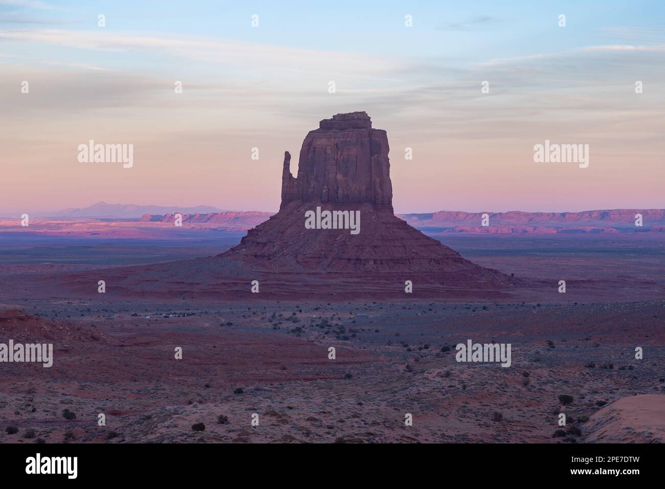 Ein Bild der East Mitten Butte Felsformation des Monument Valley bei Sonnenuntergang. Stockfoto