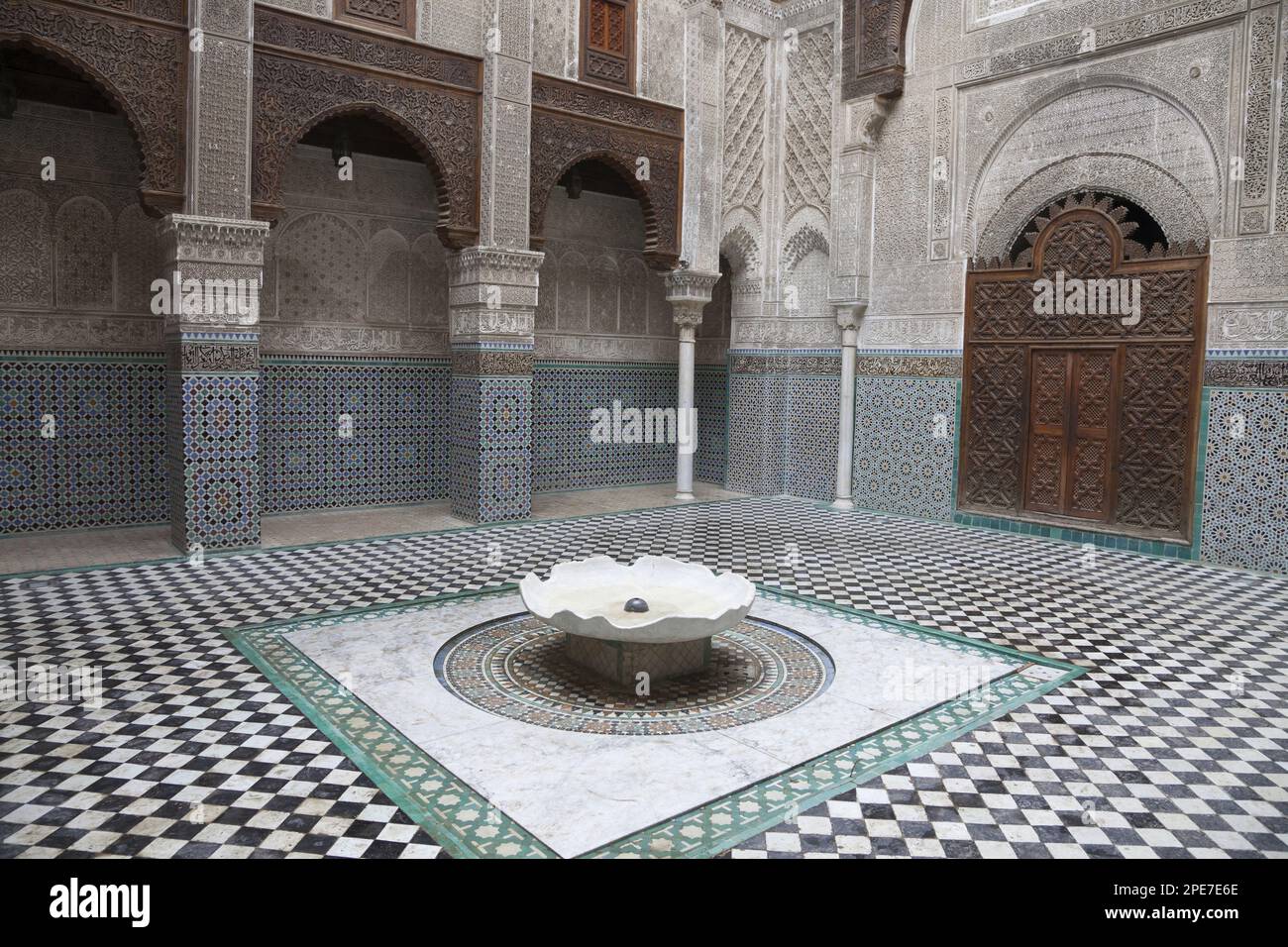 Madrasah Innenhof mit Brunnen in der Stadt, Al-Attarine Madrasa, Fes el Bali, Fes, Marokko Stockfoto