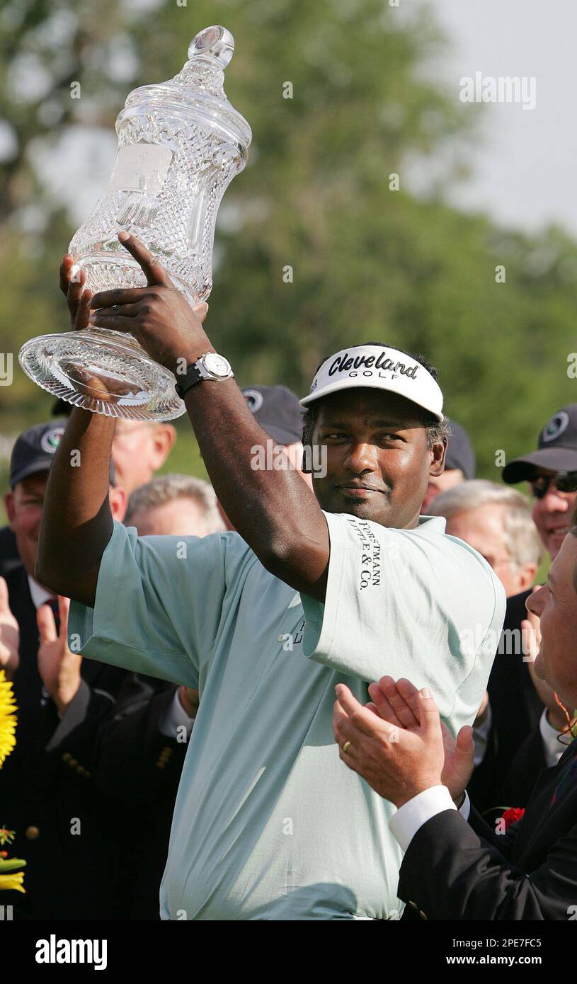 Defending tournament champion Vijay Singh, of Fiji, holds up the winner's trophy after beating John Daly in a one-hole playoff during the final round of the Houston Open Sunday, April 24, 2005, in Humble, Texas. (AP Photo/David J. Phillip) Stockfoto