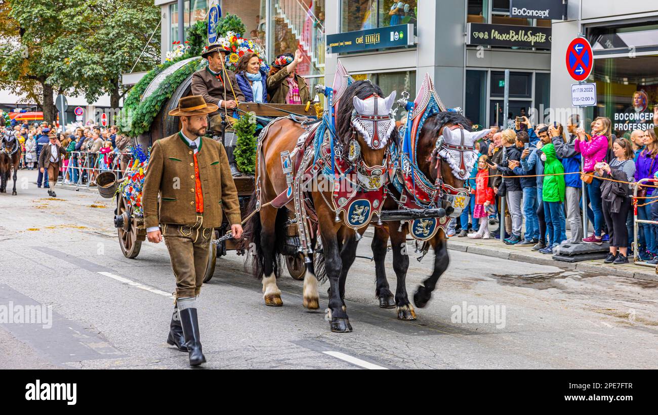 Festivalprozession, Eintritt zum Wiesnwirte, Pferdekutsche des Loewenbraeufest-Zelts, Oktoberfest, München, Oberbayern, Bayern, Deutschland Stockfoto