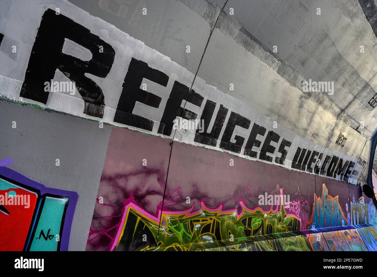 Flüchtlinge willkommen, Graffiti, Zufahrtsstraße zum Kempten Hauptbahnhof, Allgaeu, Bayern, Deutschland Stockfoto