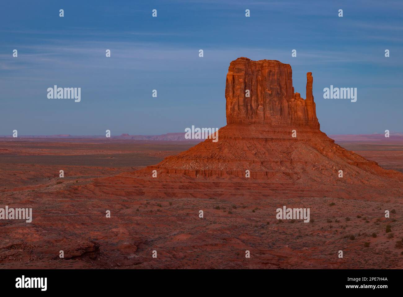 Ein Bild der West Mitten Butte Felsformation des Monument Valley bei Sonnenuntergang. Stockfoto