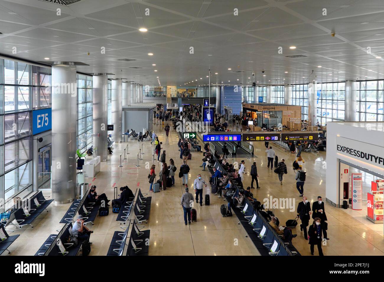 Blick auf Terminal 2 am Flughafen Adolfo Suarez Madrid-Barajas, Madrid, Spanien Stockfoto