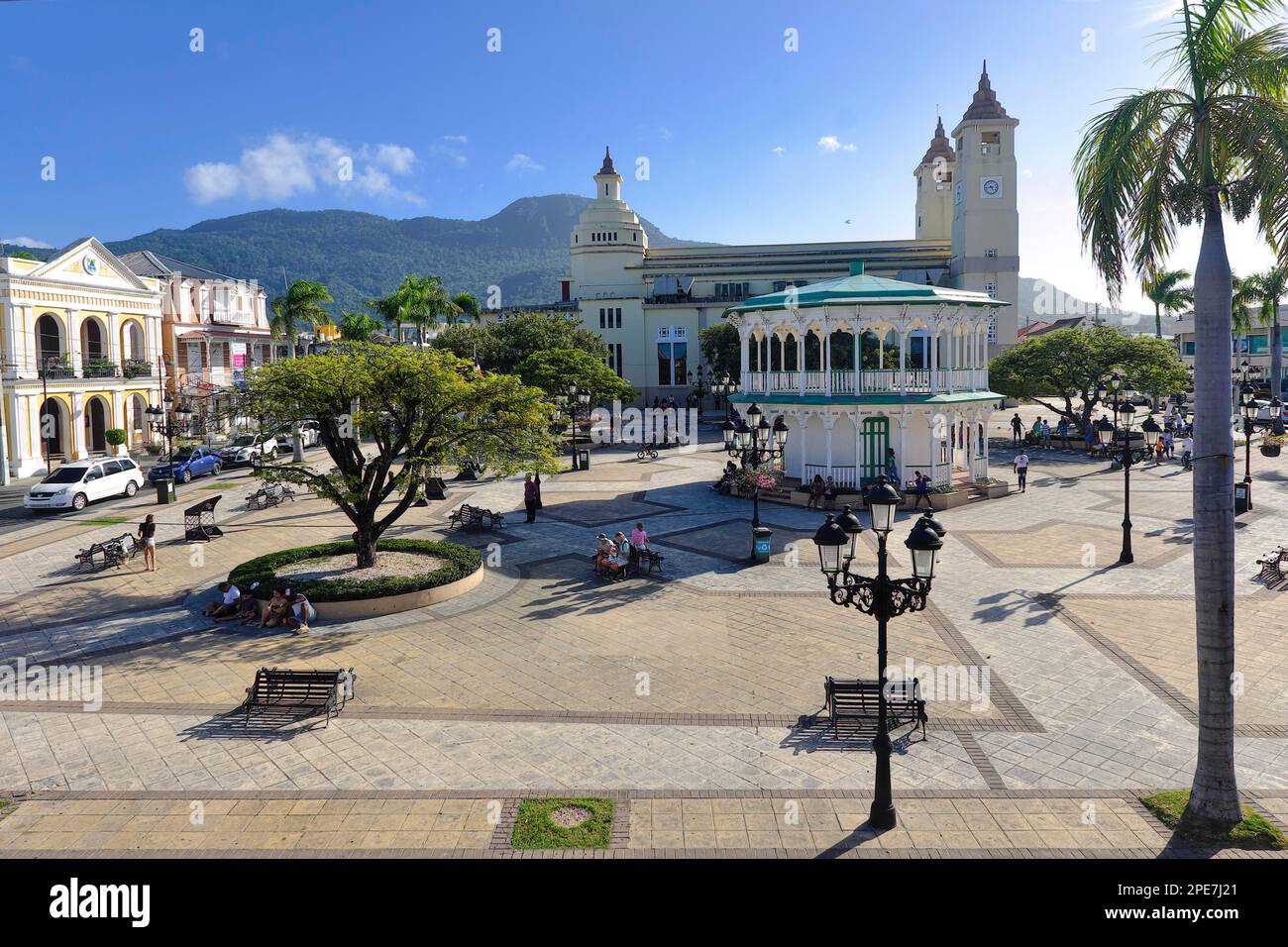 Blick auf den Parque Independenzia, mit Pavillon und Cathedale de San Felipe Apostolo im Centro Historico, Altstadt von Puerto Plata, Dominikanische Küche Stockfoto