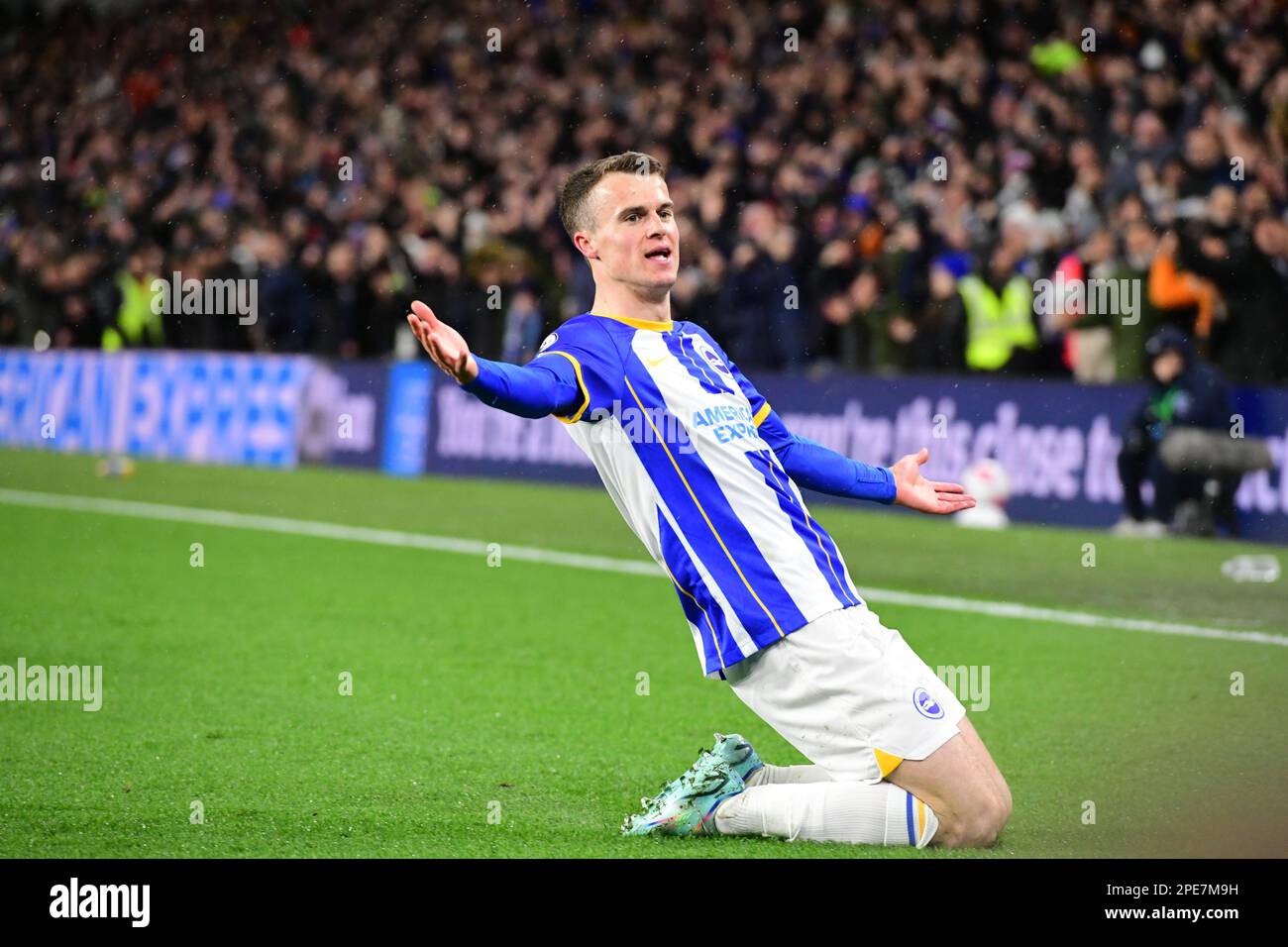 Brighton, Großbritannien. 15. März 2023. Solly March of Brighton und Hove Albion blicken auf die Fans des Crystal Palace, während er sein Eröffnungsziel während des Premier League-Spiels zwischen Brighton & Hove Albion und Crystal Palace im Amex am 15. 2023. März in Brighton, England, feiert. (Foto von Jeff Mood/phcimages.com) Kredit: PHC Images/Alamy Live News Stockfoto