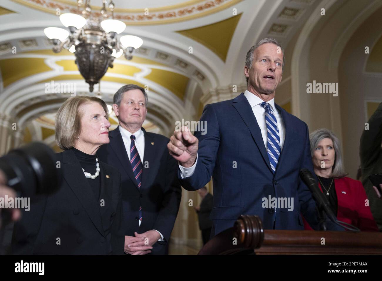 (L-R) Vizepräsidentin der Republikanischen Konferenz Shelley Moore Capito, R-WV, Vorsitzender des Senatoriums der Republikaner, Steve Daines, R-MT, Vorsitzende des Republikanischen Politikausschusses des Senats, Joni Ernst, R-IA, sehen Sie, wie der Sieger der Senatsminderheit, John Thune, R-SD, während einer Pressekonferenz nach wöchentlichen Caucus Lunch in den USA spricht Capitol in Washington, DC, am Mittwoch, den 15. März 2023. Thune leitete die Pressekonferenz als Nachfolger des Senatsführers Mitch McConnell, R-KY, der letzte Woche nach einem Sturz eine Gehirnerschütterung erlitt. Foto: Bonnie Cash/UPI Stockfoto