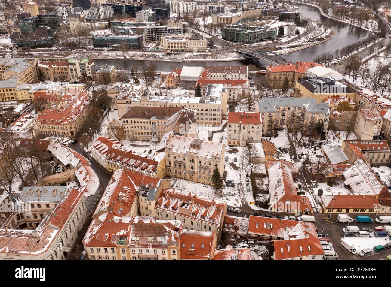 Drohnenfotografie der Winterstadtlandschaft am Wintertag Stockfoto