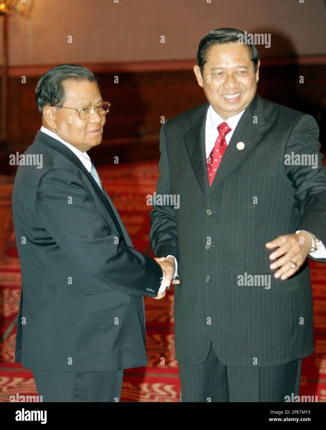Indonesian President Susilo Bambang Yudhoyono, right, greets Myanmar's Gen. Than Shwe at the start of the Asia-Africa Summit in Jakarta Friday, April 22, 2005. The military government of Myanmar, also know as Burma, is under increasing international pressure to release pro-democracy leader Aung San Suu Kyi from house arrest and grant greater political freedom. (AP Photo/Ed Wray) Stockfoto