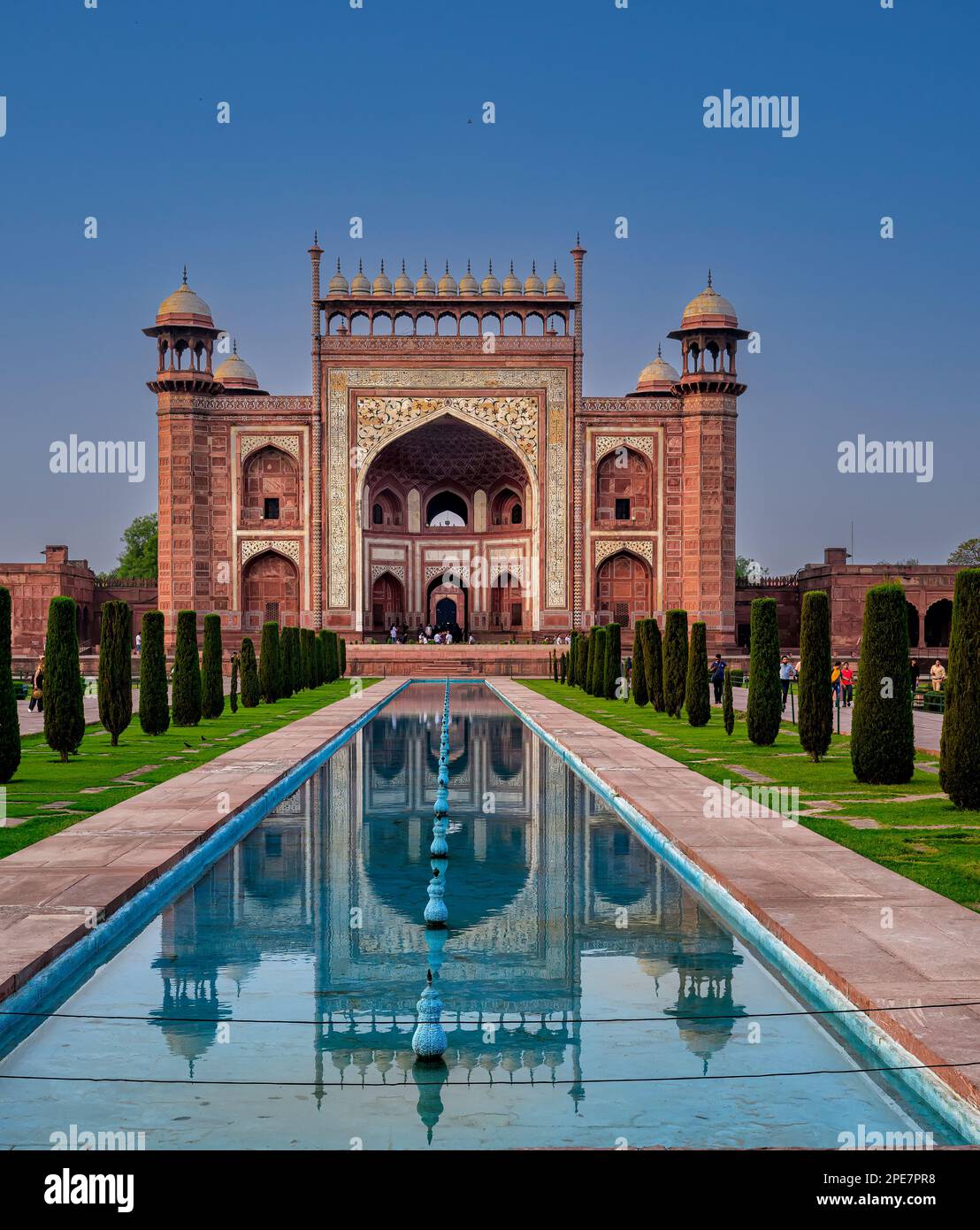 Das große Tor Darwaza-i rauza trennt den Innenhof und die Gärten und ist der einzige echte Eingang zum Taj Mahal. Stockfoto