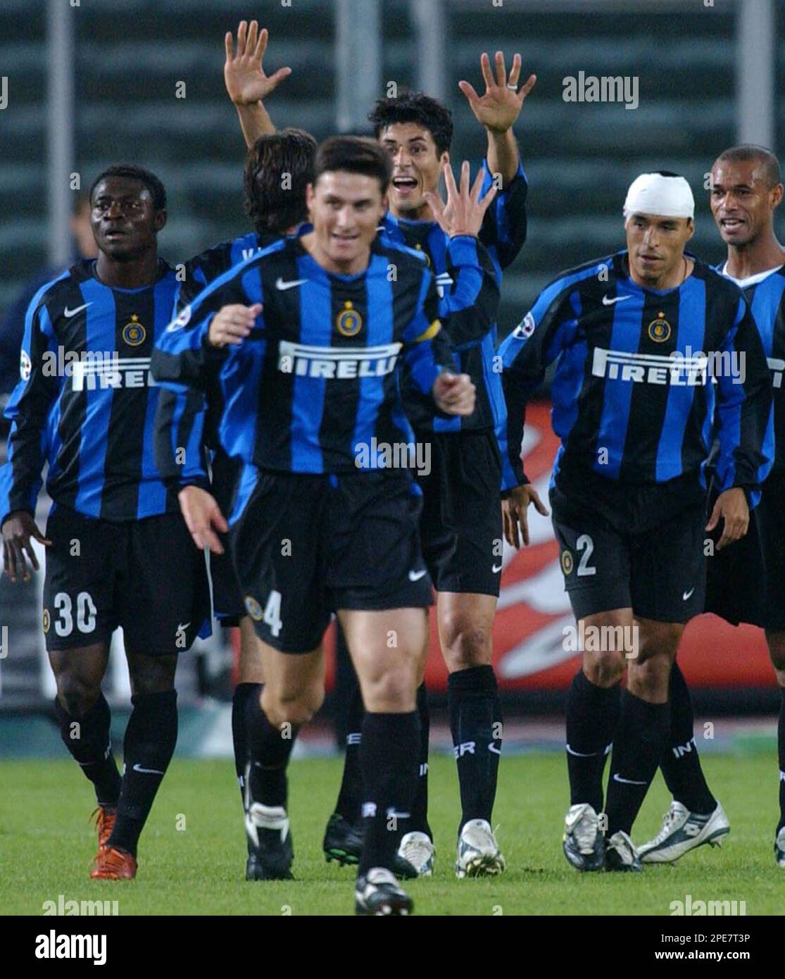 ** RETRANSMISSION OF TUR 104 TO PROVIDE DIFFERENT CROP ** Inter Milan Argentine forward Julio Cruz, third from left, is congratulated by his teammates after he scored first goal against Juventus during their Italian first division soccer match at the Delle Alpi stadium in Turin, Italy, Wednesday, April 20, 2005. Other players in photo, from left, are Nigeria's Obafemi Martins, Argentina's Javier Zanetti, Colombia's Ivan Ramiro Cordoba and Brazil's Ze Maria. (AP Photo/Massimo Pinca) Stockfoto