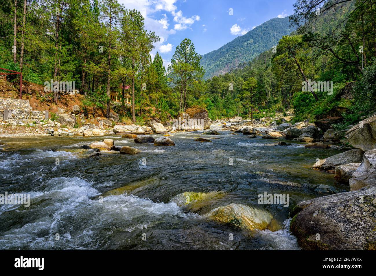 Der Tirthan River fließt durch das malerische Tirthan Valley, das voller abgeschiedener Weiler, Wasserfälle, Cedrus deodara und Kiefernwälder ist. Stockfoto