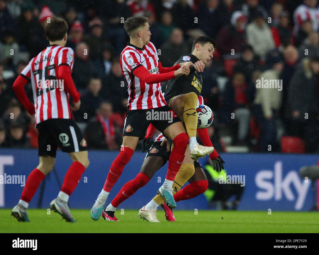 Sunderland, Großbritannien. 15. März 2023. ANEL Ahmedhodzic aus Sheffield Utd (R) wird von Dan Neil aus Sunderland beim Sky Bet Championship-Spiel im Stadium of Light, Sunderland, herausgefordert. Der Bildausdruck sollte lauten: Simon Bellis/Sportimage Credit: Sportimage/Alamy Live News Stockfoto