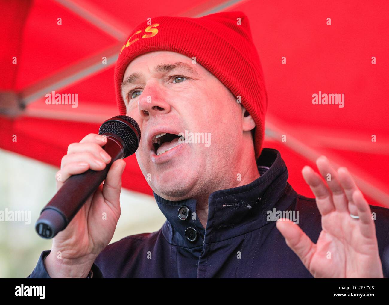 London, Großbritannien. 15. März 2023. Mark Serwotka, Generalsekretär PCS, spricht. Mitglied der PC-Gewerkschaft (Public and Commercial Services Union) märz und Protest in Westminster und gegenüber Downing Street. Sie schließen sich anderen Gewerkschaften an und fordern bessere Löhne und fairere Arbeitsbedingungen. Kredit: Imageplotter/Alamy Live News Stockfoto