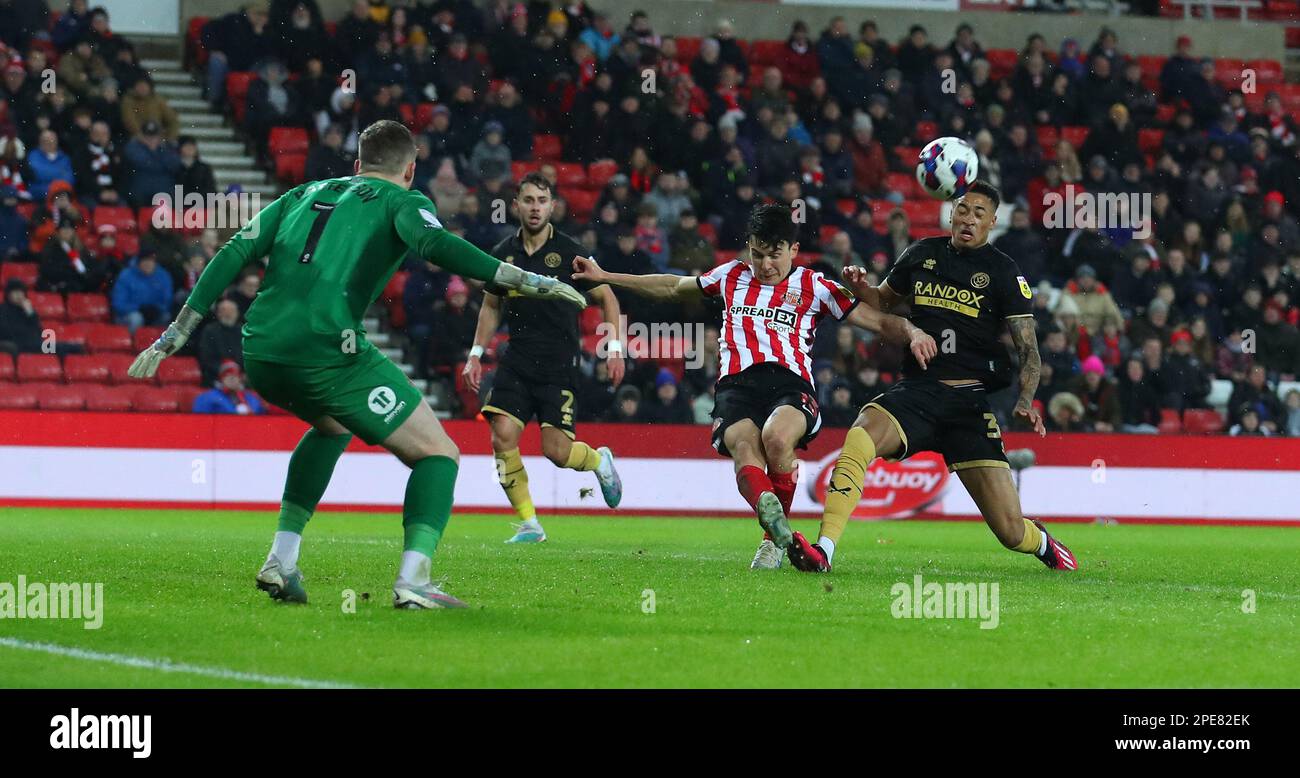 Sunderland, Großbritannien. 15. März 2023. Daniel Jebbison aus Sheffield Utd (R) hat seinen Wurf während des Sky Bet Championship-Spiels im Stadium of Light, Sunderland, durch Luke O'Nien aus Sunderland blockiert. Der Bildausdruck sollte lauten: Simon Bellis/Sportimage Credit: Sportimage/Alamy Live News Stockfoto