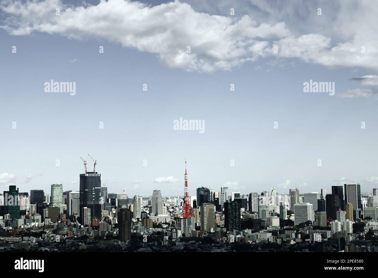 Panoramablick auf Tokio Tower und Toranomon Wolkenkratzer Stockfoto