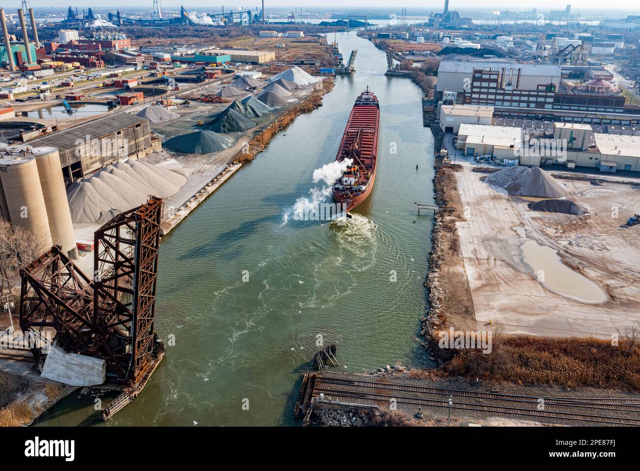 Ein Massengutfrachter fährt den Rouge River in Richtung Detroit River entlang der Stadtgrenzen von Detroit und River Rouge, Wayne County, Michigan, USA. Stockfoto