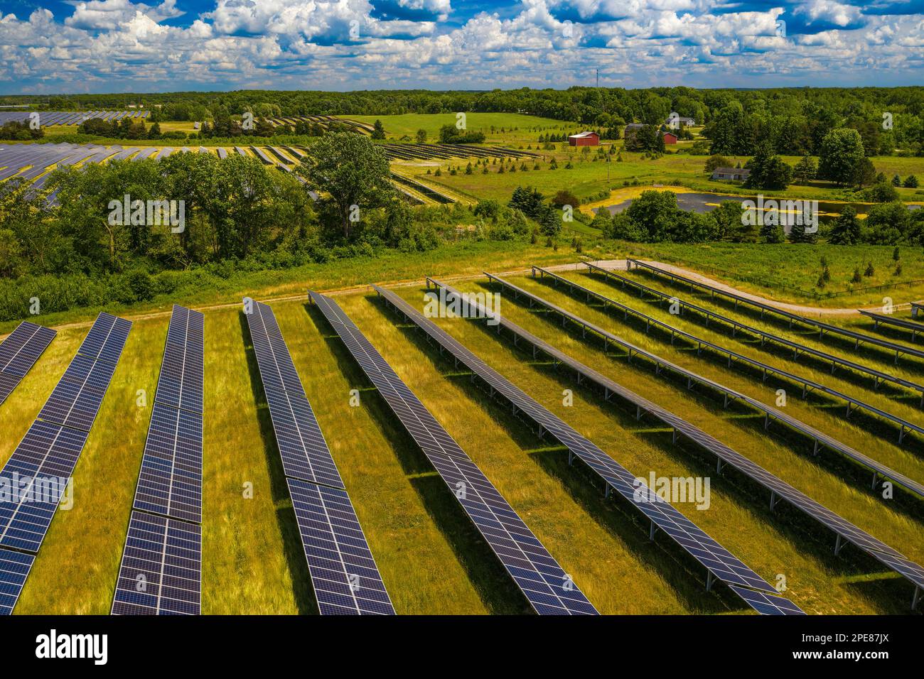 Ackerland in Lapeer, Michigan, USA, in Solarenergie umgewandelt Stockfoto