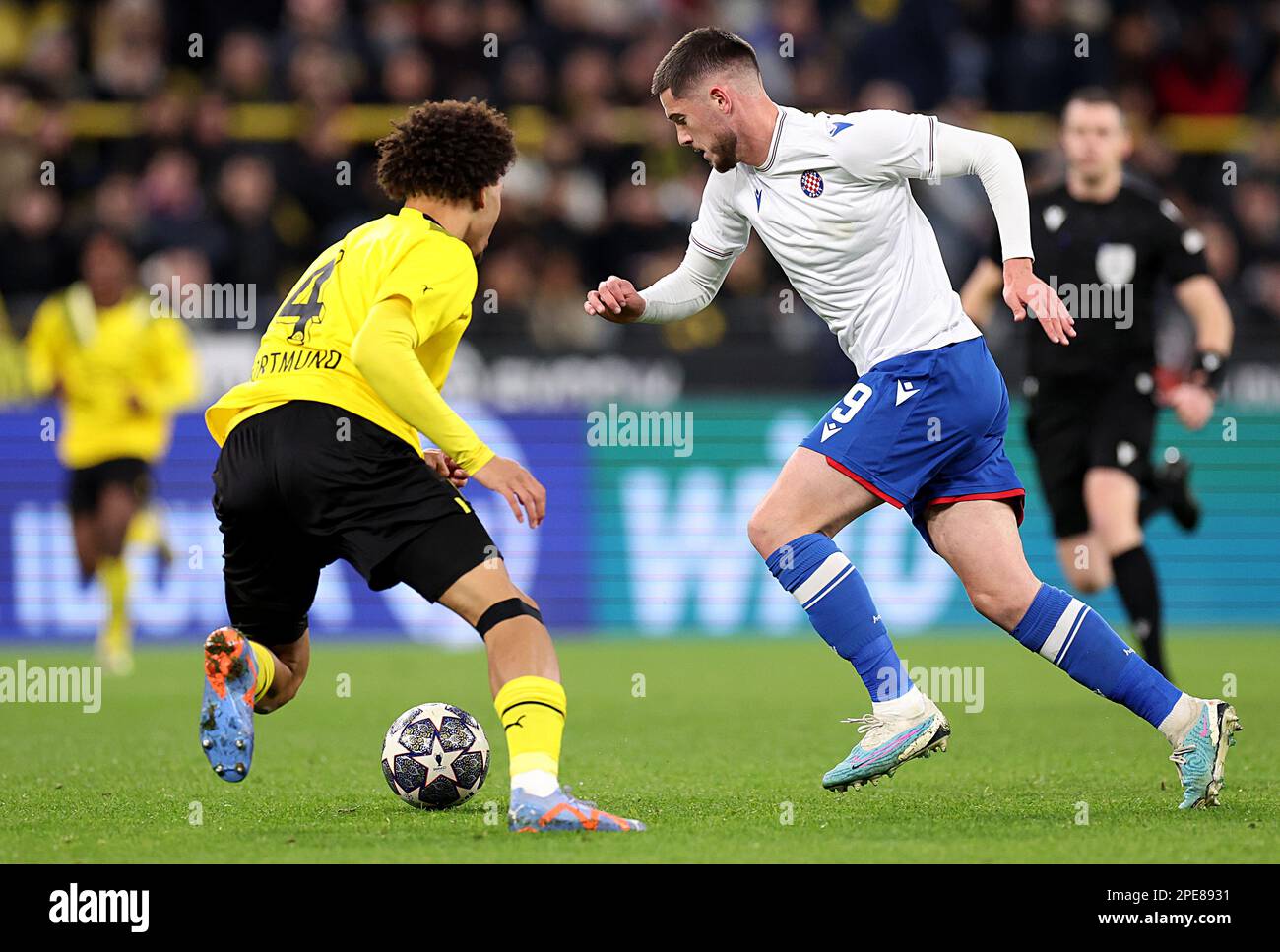 Dortmund, Deutschland. 15. März 2023. DORTMUND, DEUTSCHLAND - MÄRZ 15: Mate Antunovic von Hajduk Split wird am 15. März 2023 im BVB-Stadion Dortmund von Nnamdi Collins aus Borussia Dortmund während des Viertelfinalspiels der UEFA-Jugendliga zwischen Borussia Dortmund und Hajduk Split herausgefordert. Foto: Goran Stanzl/PIXSELL Kredit: Pixsell/Alamy Live News Stockfoto