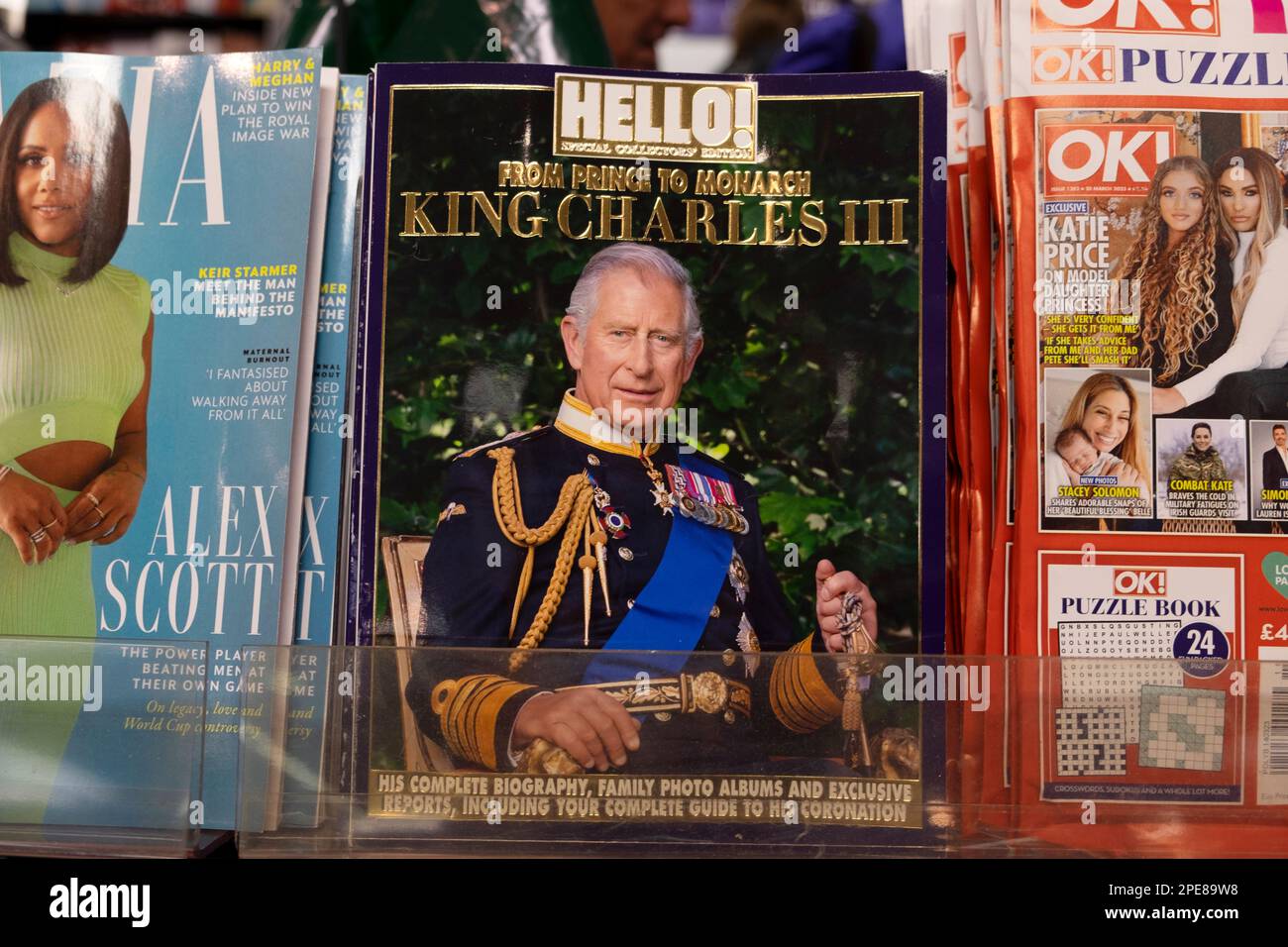 König Karl III. „From Prince to Monarch“ bereitet sich auf die Krönung auf dem Titelblatt des Hello Magazins im Regal im März 2023 in London UK vor Stockfoto