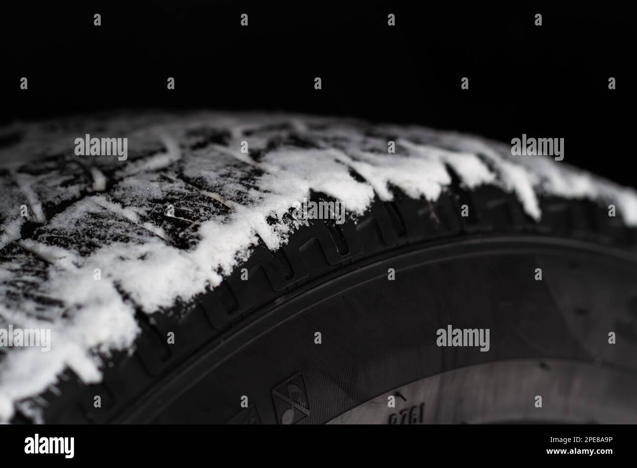 Nahaufnahme von Auto-Winterreifen. Details der Winterreifen auf der schneebedeckten Straße. Stockfoto