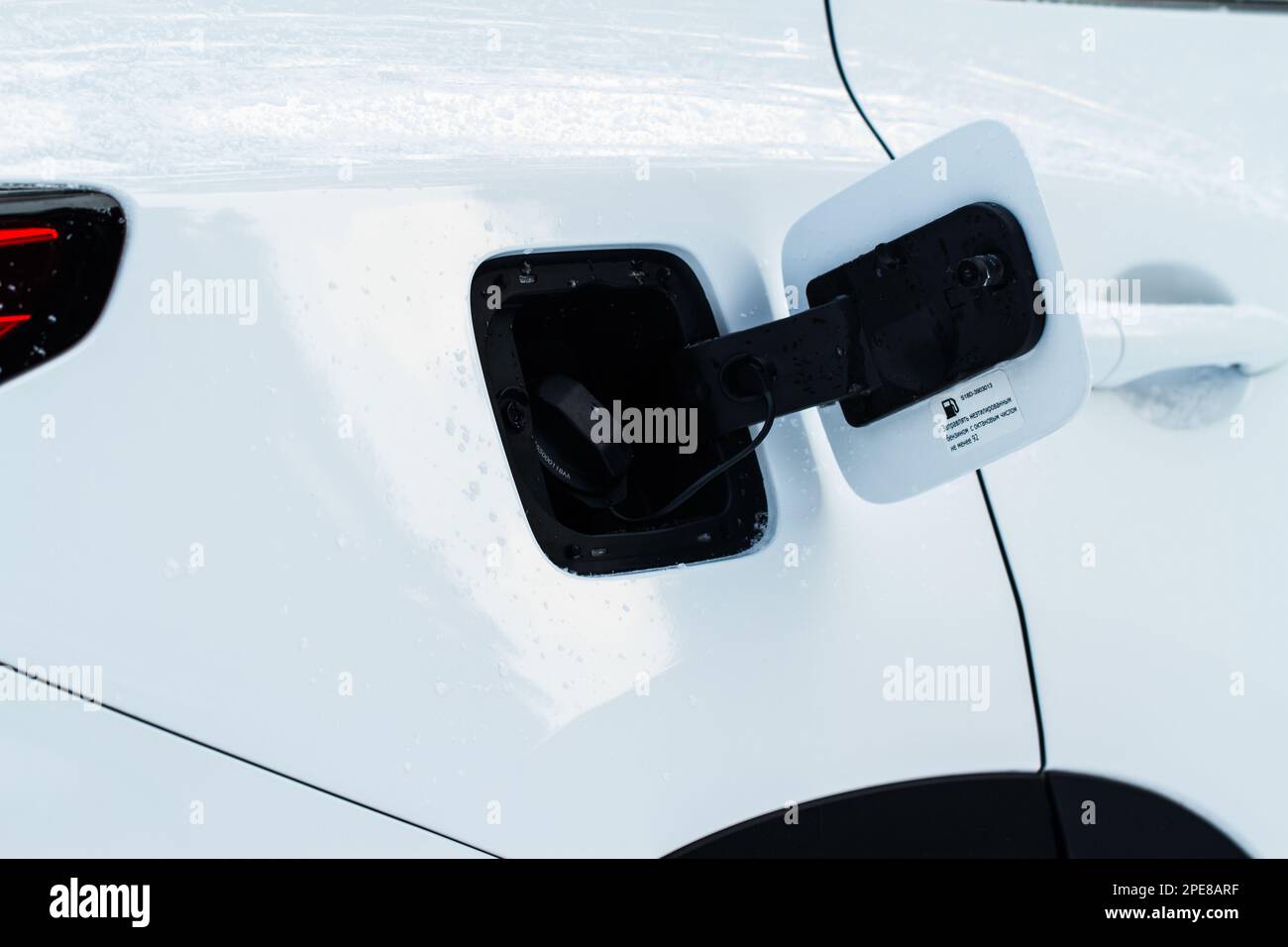 Öffnen Sie den Tankdeckel eines Elektroautos, das bereit ist, mit Ökostrom  aufgeladen zu werden Stockfotografie - Alamy