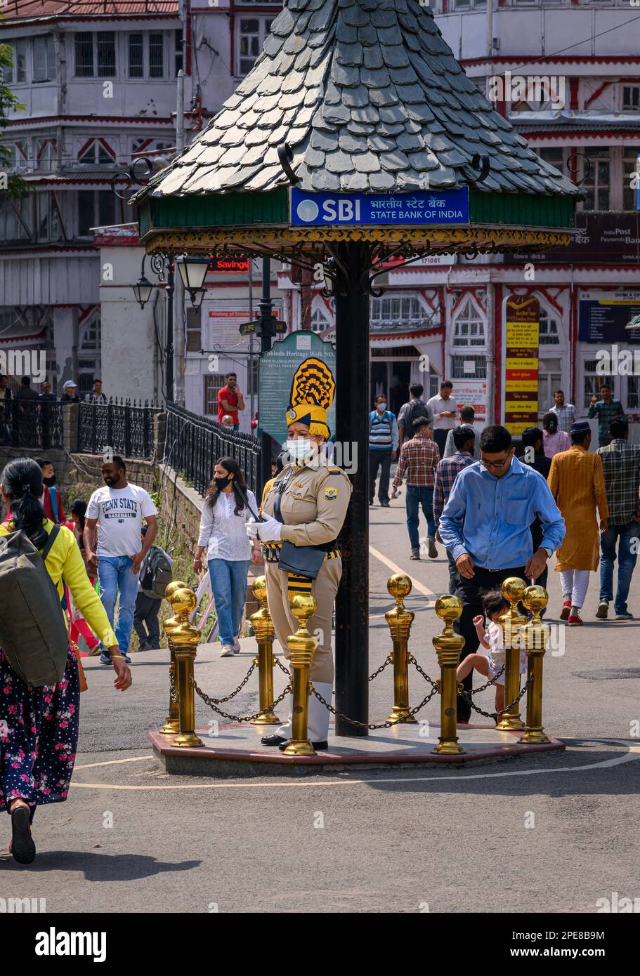 Polizeibeamtin der Shimla-Polizei – in traditioneller Kleidung – im Straßendienst in Shimla. Himachal Pradesh. Indien. Stockfoto