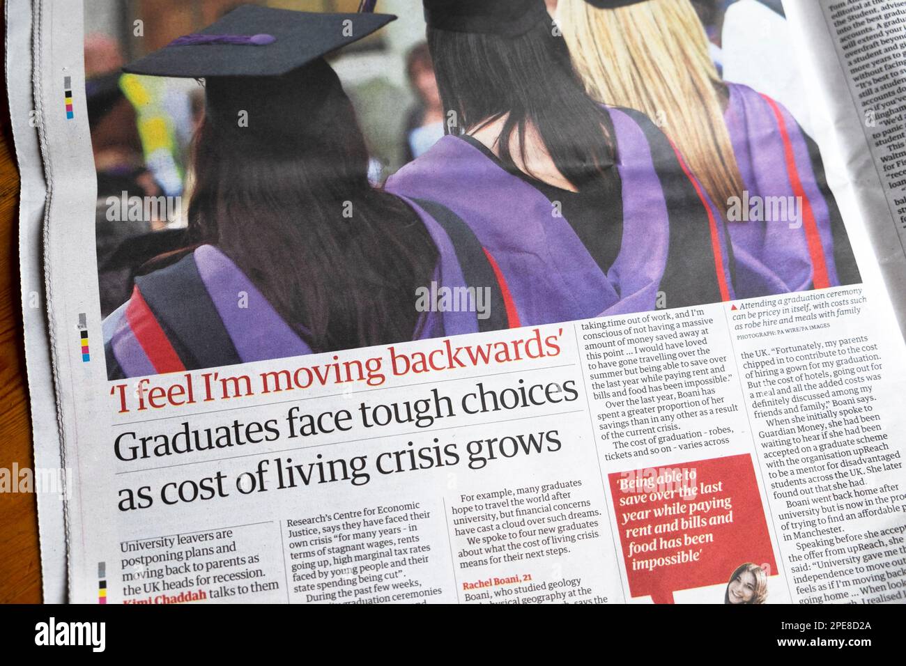 Universität „Absolventen stehen vor schwierigen Entscheidungen, da die Lebenshaltungskosten-Krise ansteigt“ Guardian Zeitung Schlagzeile Artikel Bildung Ausschnitt August 2022 London UK Stockfoto
