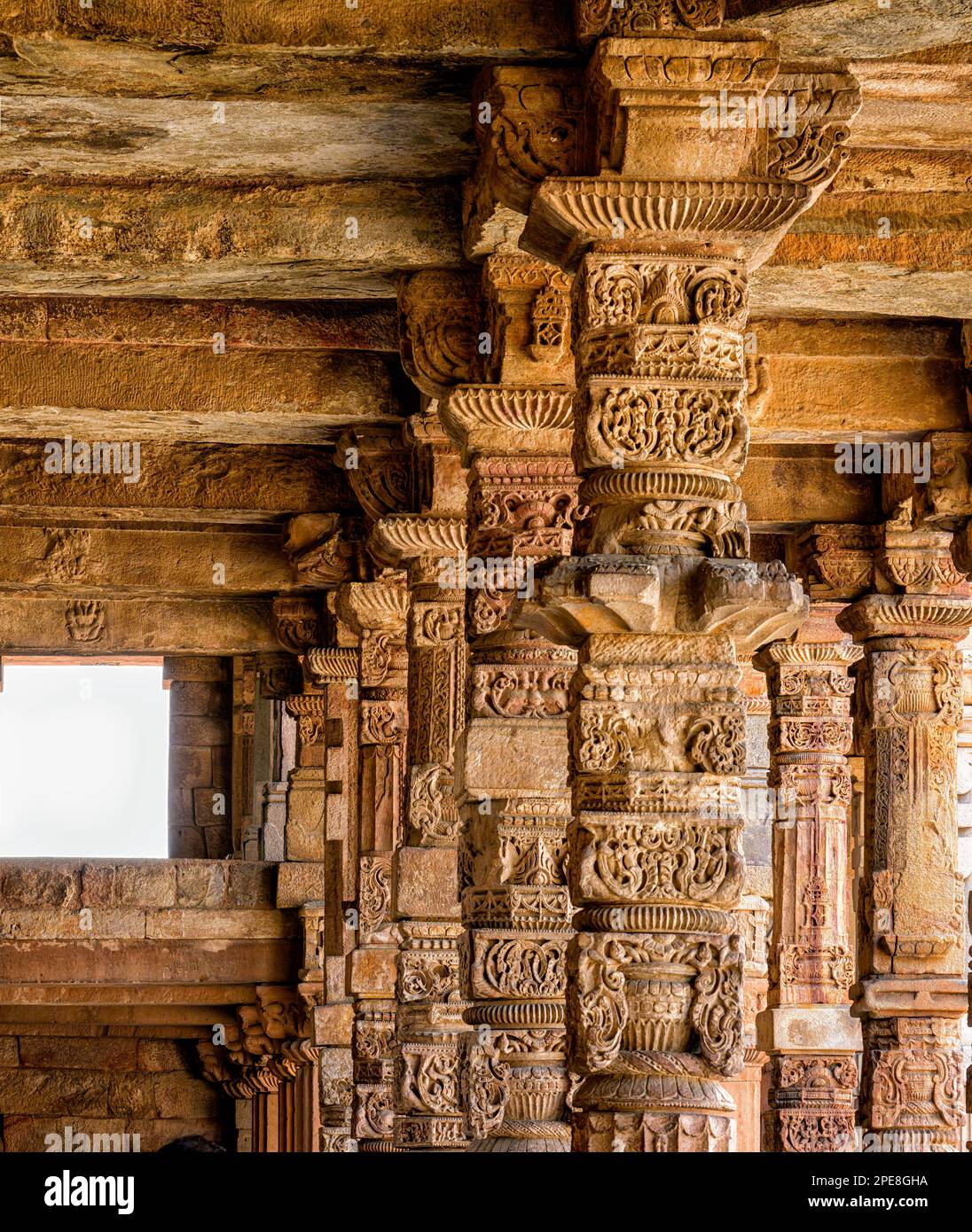 Details zu den Hindu-Säulen in der Quwwat-ul-Islam-Moschee, die während des Baus der Moschee aus 27 Hindu- und Jain-Tempeln geplündert wurden Stockfoto