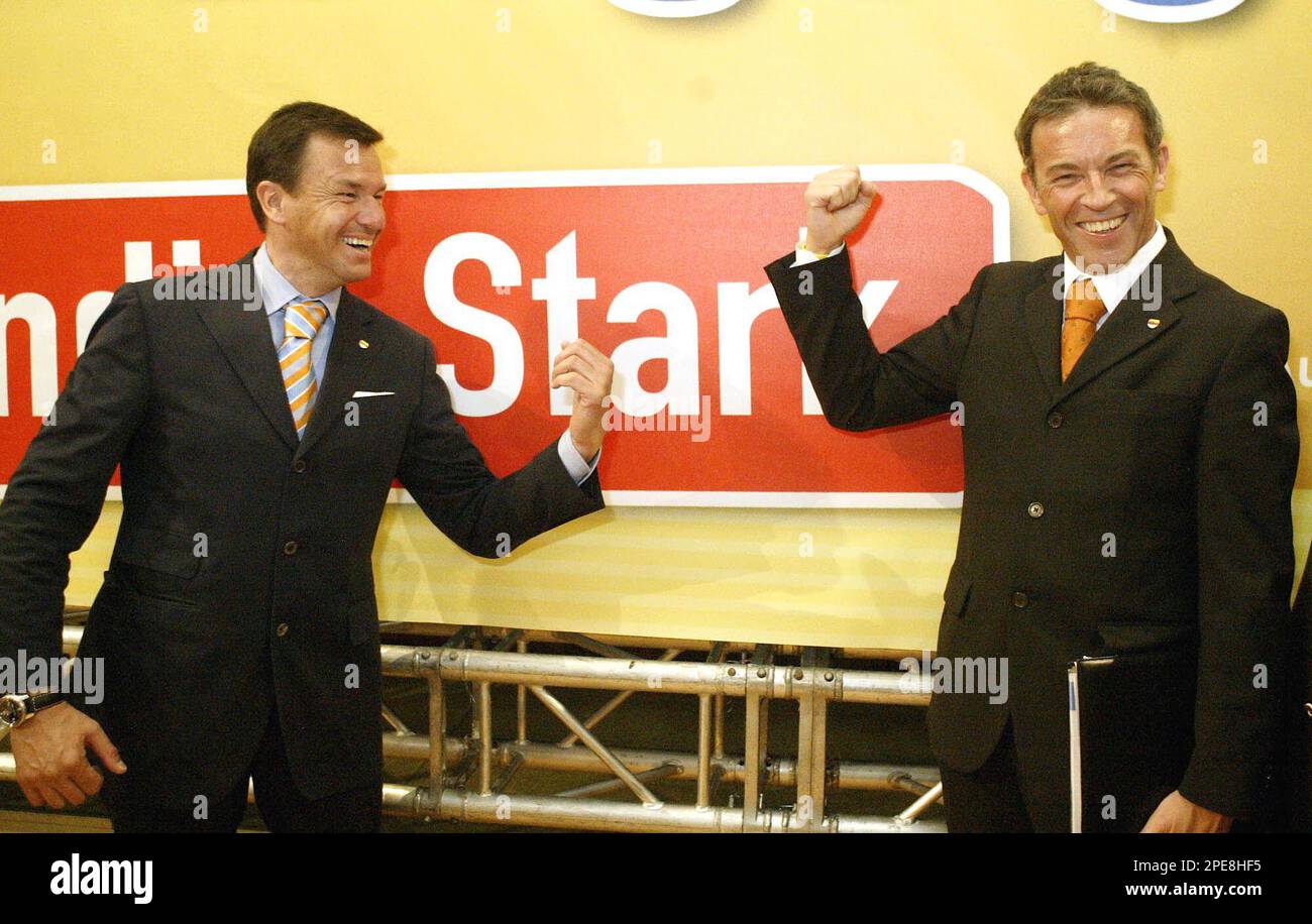 Martin Strutz, und Landeshauptmann Joerg Haider, von links, stellen ...